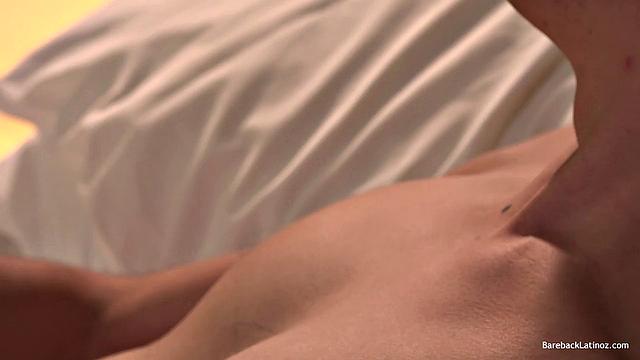 Дамиан дрочит свой огромный член и заливает спермой руки