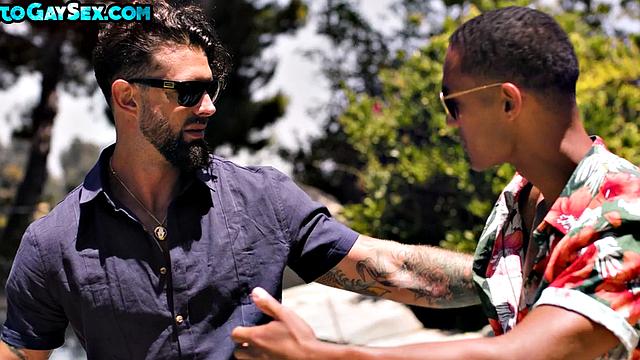 татуированный красавчик в форме получает жестко без резинки от коллеги