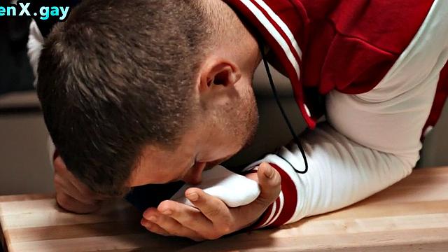 тренер трахает своего игрока без резинки в раздевалке