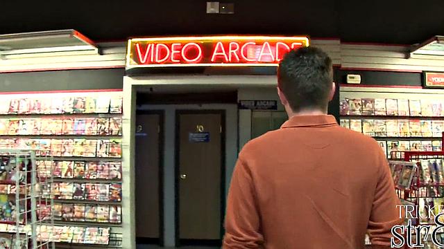 Handsome straight guy at the gloryhole learns why guys do it better