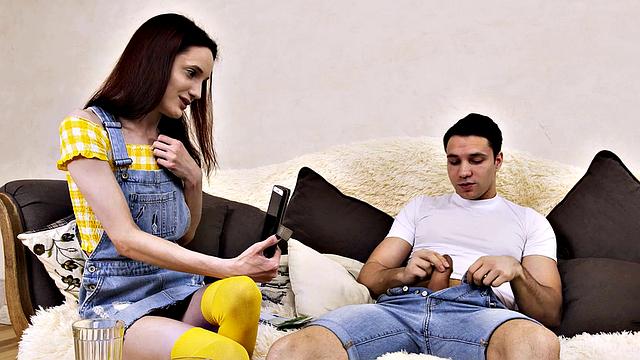 шальная сводная сестра соблазняет брата ради награды