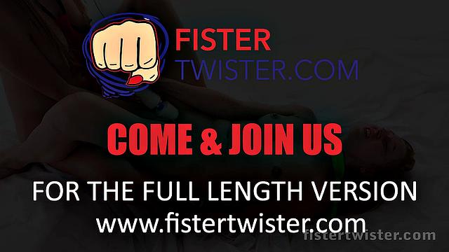 Fistertwister - Lola Foxie - Fist It