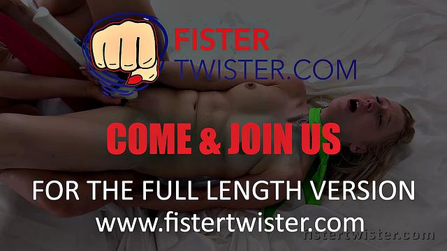 Fistertwister - Lola Foxie - Fist It