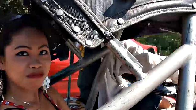 азиатка получает жёстко и глотает сперму