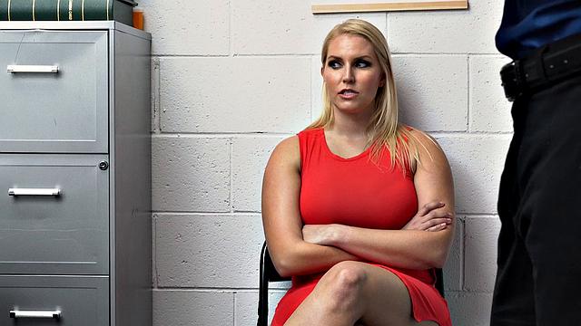 зрелая блондинка уговаривает копа трахом закрыть дело