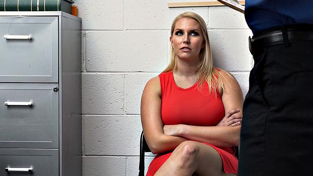 зрелая блондинка уговаривает копа трахом закрыть дело