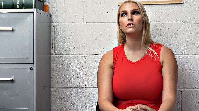 зрелая блондинка уговаривает копа трахом закрыть дело