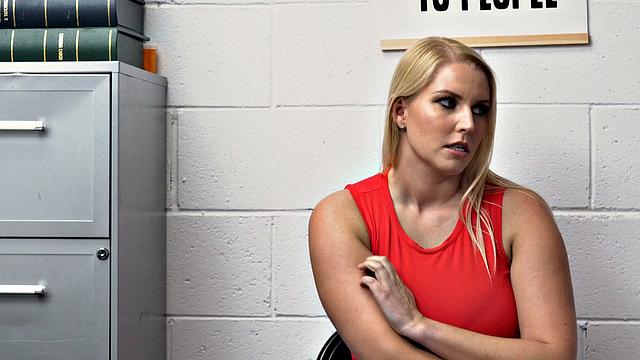 зрелая блондинка уговаривает копа трахом закрыть дело