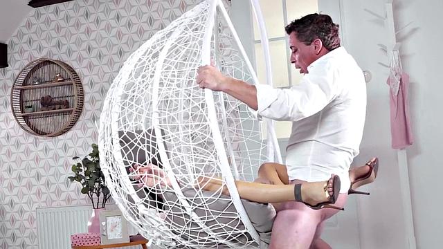 Соблазнительная киска получает жёстко от парня - страсть на максимум