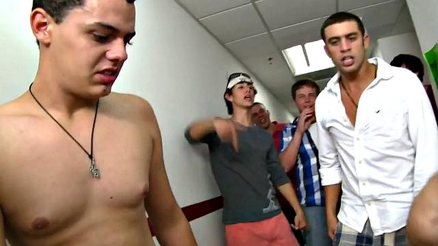 Студенты пропускают анал ради дружбы в братстве