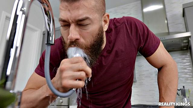 Коко Лавлок устраивает мокрый розыгрыш соседу и вылизывает ему жопу на кухне, а потом трахает по полной - комедия для взрослых с сарказмом и сквиртом!