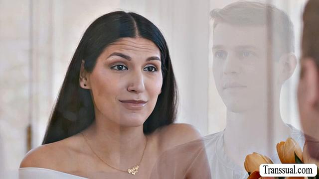 Страстная shemale сосёт хуй любовнику, потом даёт вылизать и ебётся без резинки на диване с Sage Roux и Zariah Aura.