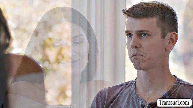 Страстная shemale сосёт хуй любовнику, потом даёт вылизать и ебётся без резинки на диване с Sage Roux и Zariah Aura.