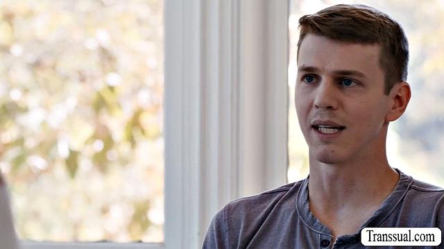 Страстная shemale сосёт хуй любовнику, потом даёт вылизать и ебётся без резинки на диване с Sage Roux и Zariah Aura.