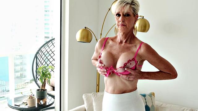 foxxxy: пенсионерка с банком за спиной, кольцом в писюне и шутками похлеще пенсии