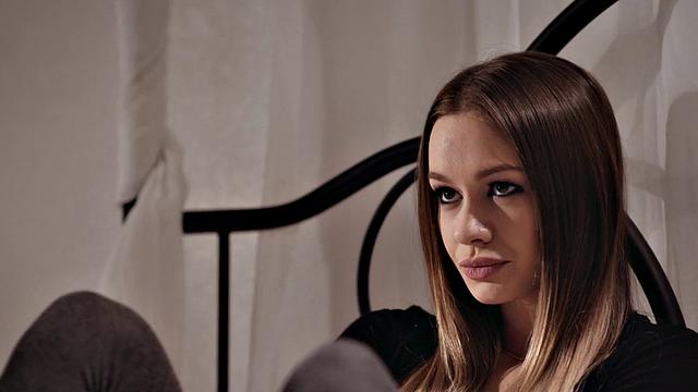 похотливая падчерица отсасывает после того, как её застукали за дрочкой