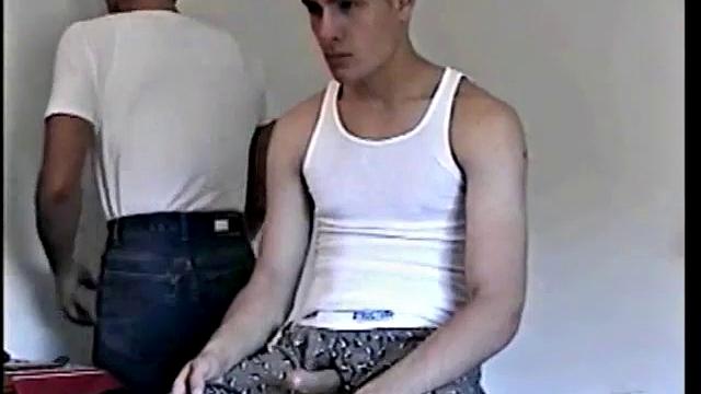 тони дрочит парню и доводит до оргазма