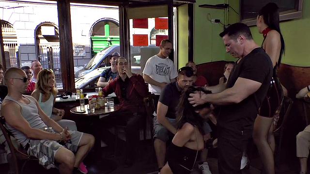 скандальная нимфоманка с жадностью сосёт член на публике