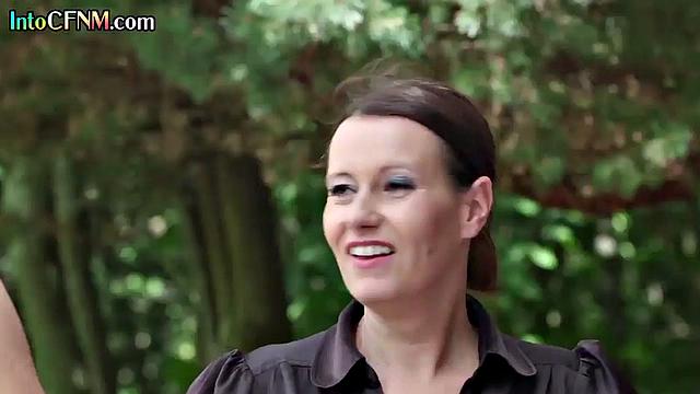 Дерзкие бляди накинулись на член и жадно отсасывают на улице - парень в восторге!