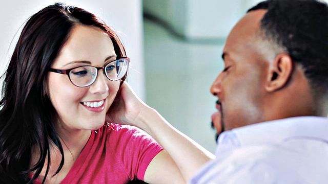 Ники Хантсман бросает болтать и получает по заднице от чёрного жеребца