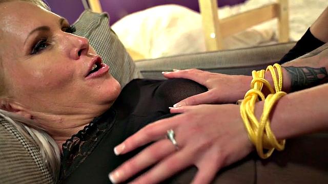 хитрая milf на маршруте связывает пышную подругу и жёстко её трахаeт