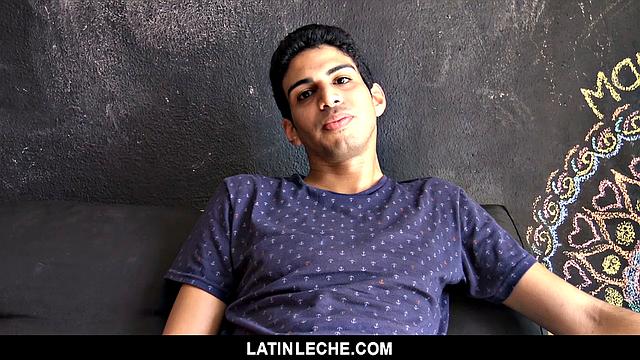 стройный парень трахается с татуированным латиносом