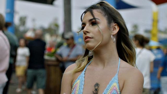 Брюнетка Chanel Camryn скачет на члене на пирсе и ловит сочный фейс