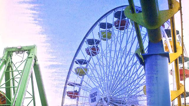 Брюнетка Chanel Camryn скачет на члене на пирсе и ловит сочный фейс