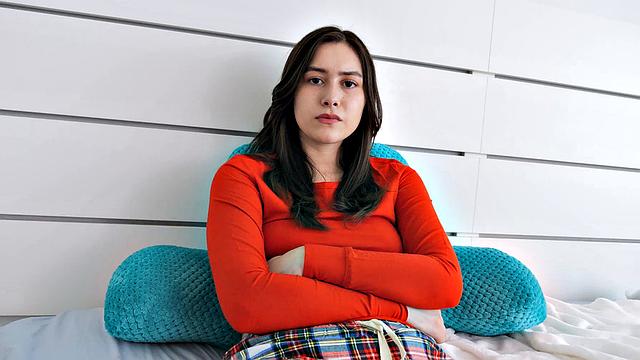 озорная брюнетка устраивает настоящее рождественское "распаковку" в постели