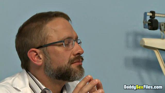 Свежая сперма для доктора - Дирк Кейбер, Майк Чамберс и Том Неро