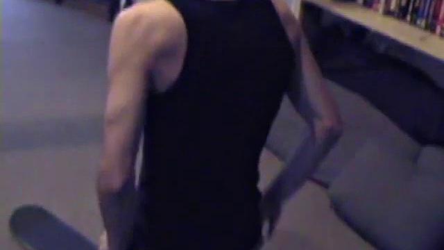 смотри, как биг рик дрочит свой член и кончает