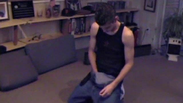 смотри, как биг рик дрочит свой член и кончает