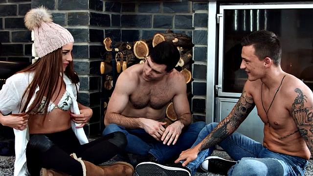 Bisexuals pound seducing chick in 3some in wet pussy