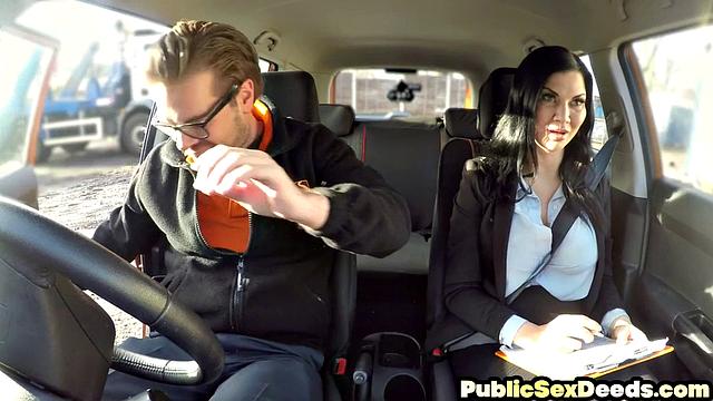 Сочная инструкторша по вождению трахается с учеником в машине.