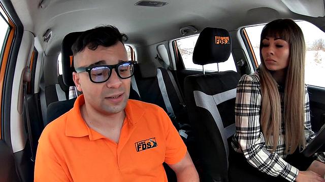 две жадные сиськи берут на улице в страстном тройничке