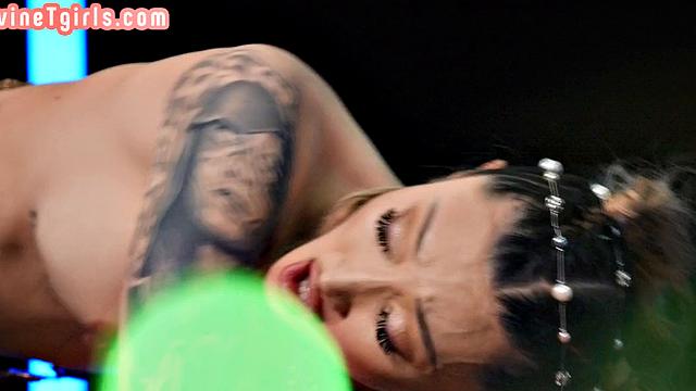 Татуированная транса и парень: задницу проверили на прочность с юмором