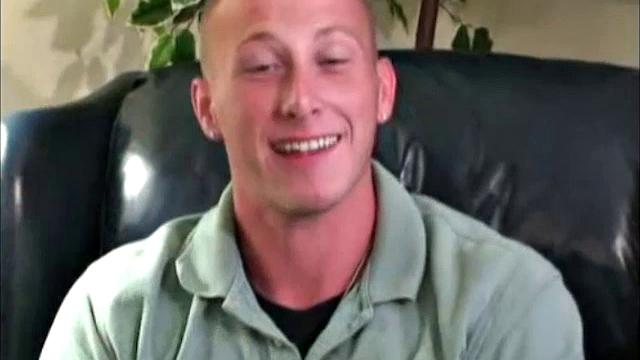 Военный красавец на взводе выжимает все до последней капли