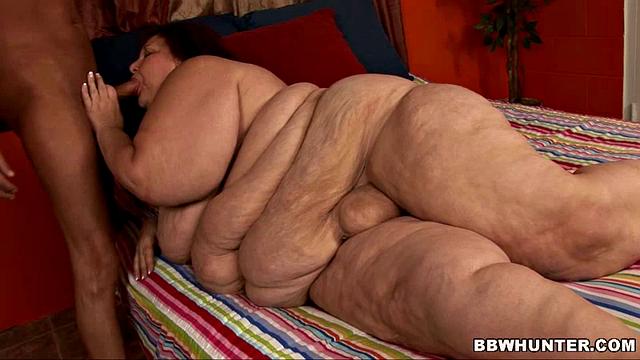 зрелая bbw рыжая дрочит сиськами и скачет на большом члене