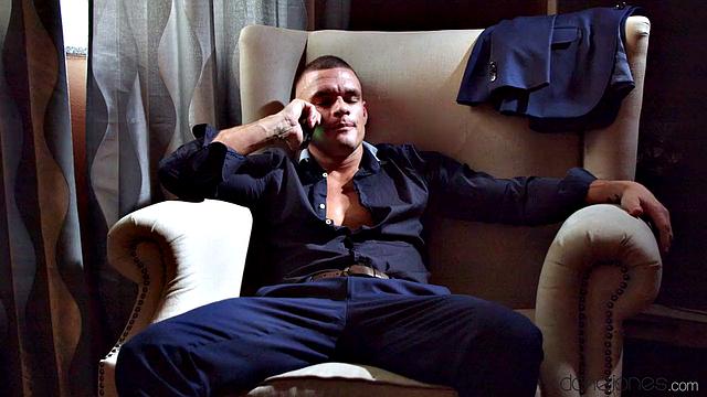 Макс зовет Мэдузу, а та приходит в белом боди и подставляет аппетитную жопу, только держись - рабочий день явно удался!