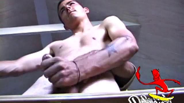 Смотри, как зрелая подруга дрочит Дэну до конца