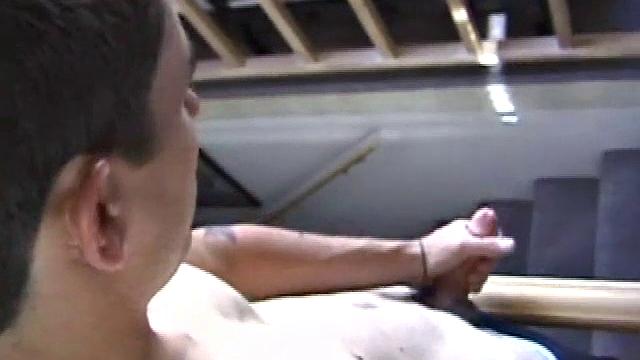 Смотри, как зрелая подруга дрочит Дэну до конца