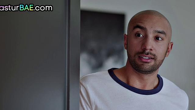 татуированная азиатка дразнит и страстно скачет на большом черном члене