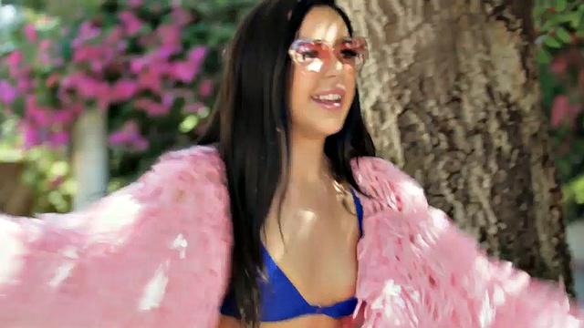 брюнетка мажет грудь мороженым и дрочит себе