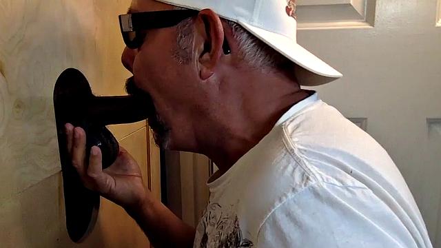 Gloryhole DILF barebacked after giving head