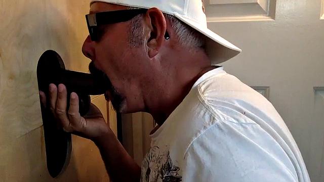 Gloryhole DILF barebacked after giving head