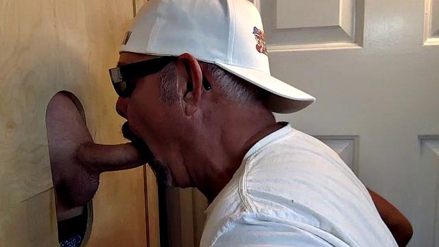 Gloryhole DILF barebacked after giving head