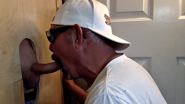 Gloryhole DILF barebacked after giving head