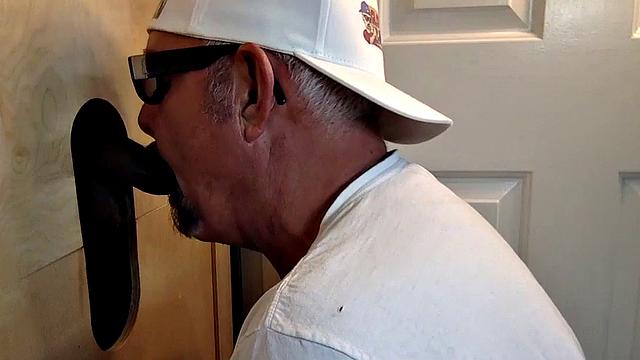 Gloryhole DILF barebacked after giving head