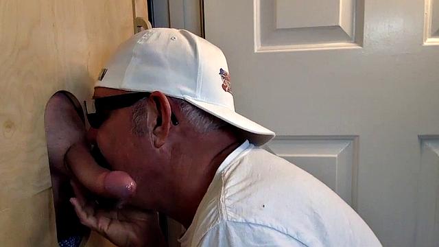 Gloryhole DILF barebacked after giving head