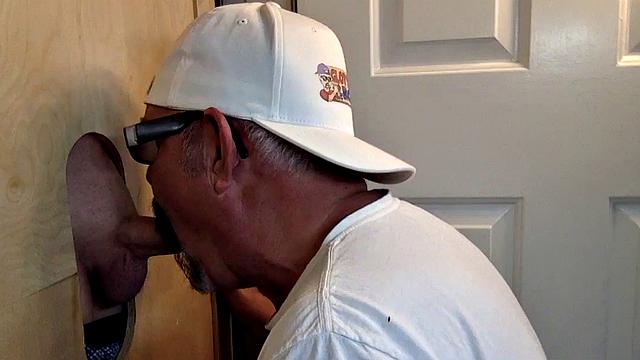 Gloryhole DILF barebacked after giving head